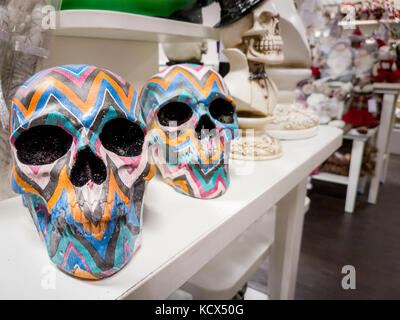 Dekorative halloween Schädel auf Anzeige in einem Shop in England, Großbritannien, Oktober 2017 Stockfoto