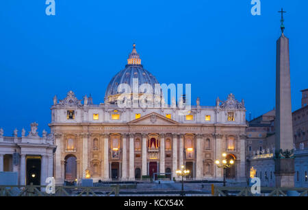 Der Petersplatz, die Basilika bei Nacht, Rom. Stockfoto