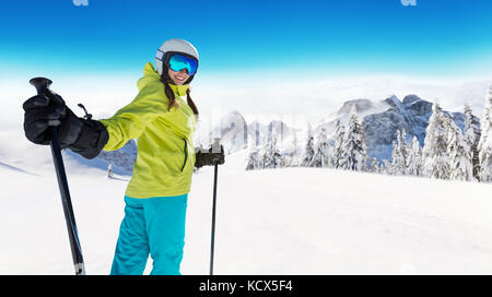 Glückliche junge Frau Skifahrer geniessen Sie sonnige Wetter in den Alpen. Winter Sport und Erholung, Freizeit Aktivitäten im Freien. Stockfoto