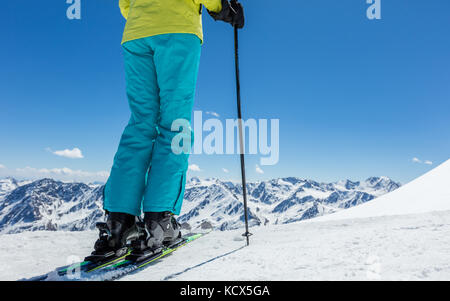 Detail der Beine der jungen Frau Skifahrer in wunderschönen alpinen Landschaft. Winter Sport und Erholung, Freizeit Aktivitäten im Freien. Stockfoto