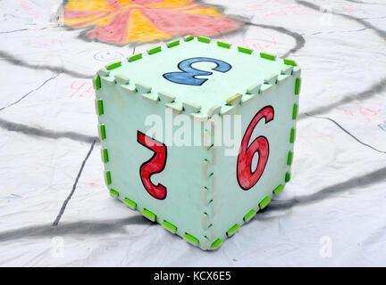 Bild von einem lustigen bunten grün Spielzeug Puzzle Cube oder Würfel in strukturierter Schaum für Kinder ihre Nummern 2, um zu erfahren, 3,9 Stockfoto