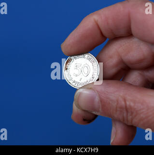 Bild von einem Fingern halten alte Münze aus Deutschland Stockfoto