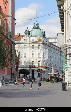 LJUBLJANA, SLOWENIEN – 12. OKTOBER 2014: Stadtstraße Miklosiceva Cesta in der Nähe des Preseren-Platzes in Ljubljana, Slowenien – 12. Oktober; kleine Fußgängerstraße Stockfoto