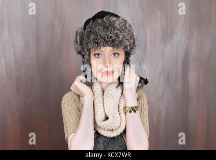 Junge schöne Blue Eyed Girl, die traditionelle russische warme Mütze mit Ohrenklappen Stockfoto