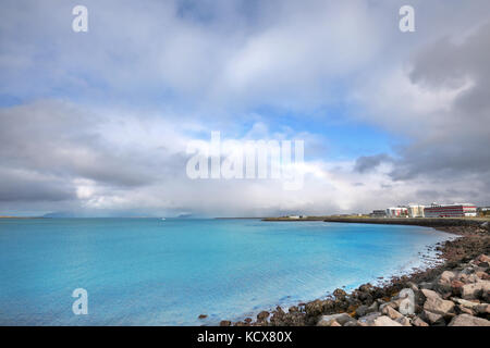 Damm in Reykjavik, Sonnenuntergang über dem Meer in Island, dramatische Himmel. Island. Stockfoto