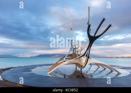 Sun Voyager Denkmal, Wolken, Wahrzeichen von Reykjavik. Stockfoto