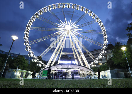 Leuchtenden Riesenrad bei Nacht Stadt Budapest bei Nacht. sziget Auge. Stockfoto