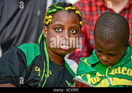 Die jamaikanische Kinder Lesung in einem Stadion Stockfoto