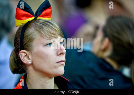 Deutsche Frau trägt einen Bogen mit der deutschen Flagge Stockfoto