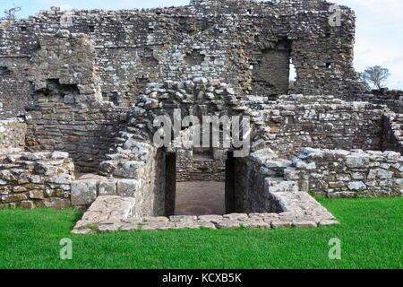 Die Ruinen von ogmore Schloss in Ogmore Dorf in der Nähe von Bridgend, eine gut besuchte und schönen Ort an zu stoppen und die Ruinen und die Umgebung ansehen. Stockfoto