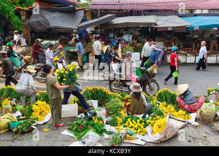 Blume Anbieter am Markt in Hoi An Hoi An Ancient Town, Quang Nam, vietnam Hoi An als Weltkulturerbe von der UNESCO anerkannt ist. Stockfoto