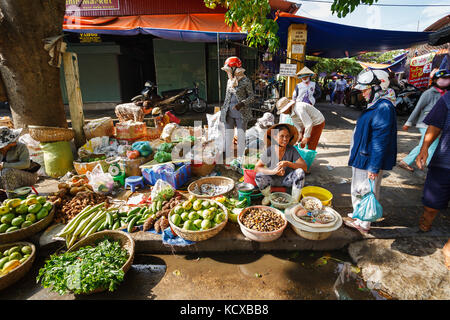 Obst und Gemüse Anbieter Produkte verkaufen Hoi An Markt in Hoi An Ancient Town, Quang Nam, vietnam Hoi An als Weltkulturerbe anerkannt ist Stockfoto