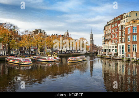 Amsterdam, Niederlande, 30. Oktober 2016: den Fluss Amstel mit dem munttower im Hintergrund. Stockfoto