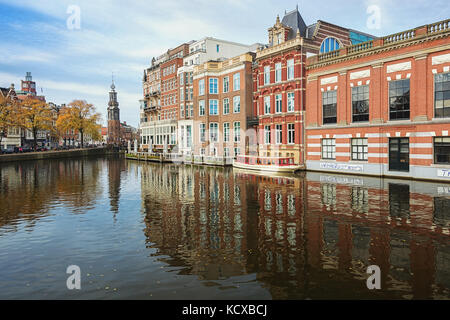 Amsterdam, Niederlande, 30. Oktober 2016: den Fluss Amstel mit dem munttower im Hintergrund. Stockfoto