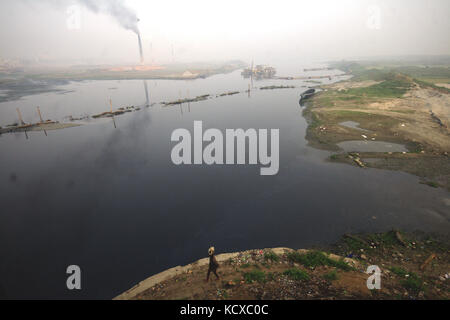 das Leben leben Kampf jeden Tag mit Fluss, Ziegelei und Dorf Markt an Asulia Savar, Dhaka, Bangladesch - Januar 2015 Stockfoto