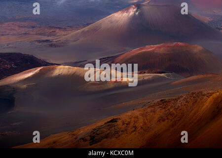 Rim einer bunten Schlackenkegel verfügt über einen atemberaubenden Blick über den Kraterboden Haleakala National Park, Illinois Stockfoto