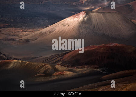 Rim einer bunten Schlackenkegel verfügt über einen atemberaubenden Blick über den Kraterboden Haleakala National Park, Illinois Stockfoto