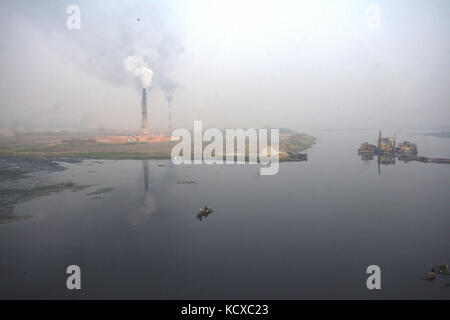 das Leben leben Kampf jeden Tag mit Fluss, Ziegelei und Dorf Markt an Asulia Savar, Dhaka, Bangladesch - Januar 2015 Stockfoto