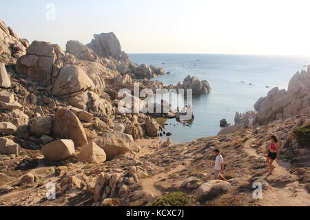 Die versteckten Strand von Cala Spinosa, in Santa Teresa di Gallura bei Sonnenuntergang. Stockfoto