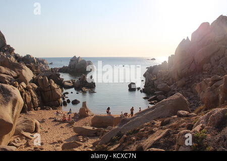 Die versteckten Strand von Cala Spinosa, in Santa Teresa di Gallura bei Sonnenuntergang. Stockfoto