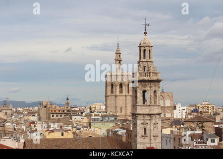 Dachterrasse mit Blick über die Altstadt in Valencia, Spanien. Stockfoto