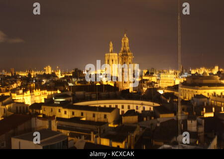 Eine lange Belichtung Foto von Valencia in der Nacht. Stockfoto