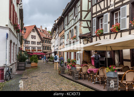 Gepflasterten Straße mit Straßencafés, Straßburg, Frankreich Stockfoto