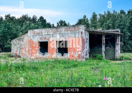 CZARKOW, POLEN - 22. JULI 2017: Verlassenes Gebäude der Militäreinheit in Czarkow, Polen. Stockfoto