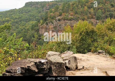 Rocky übersehen im Petit Jean State Park Stockfoto