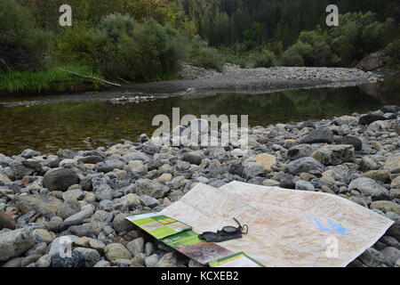 Aoos Fluss und Wald in der Nähe von vovousa Vilage, Valia Calda Nationalpark, Griechenland Stockfoto