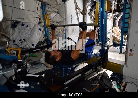 Expedition 53 US-amerikanischer Astronaut Joe Acaba während des Krafttrainings an Bord der Internationalen Raumstation am 29. September 2017 im Erdumlauf. Stockfoto