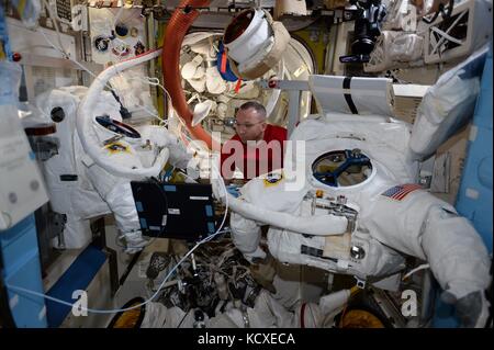 Expedition 53 der US-amerikanische Astronaut Randy Bresnik bereitet seinen Raumanzug für einen Raumspaziergang an Bord der Internationalen Raumstation am 30. September 2017 in der Erdumlaufbahn vor. Stockfoto