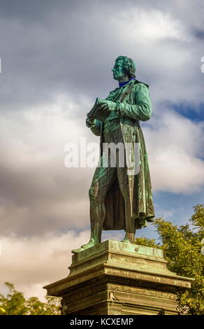 Deutsche Dichter Friedrich Schiller Denkmal auf dem Schillerplatz in Wien, Österreich Stockfoto