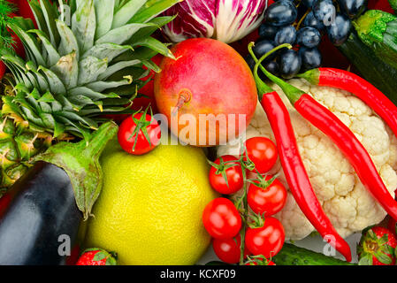 Sortiment frische Früchte und Gemüse isoliert auf weißem Stockfoto