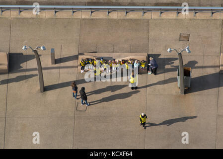 Eine Schulklasse auf einem Tag nach Blackpool Meer. saßen alle schön auf einer Bank tragen gelbe Lätzchen. Credit lee Ramsden/alamy Stockfoto