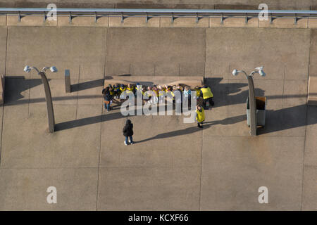 Eine Schulklasse auf einem Tag nach Blackpool Meer. saßen alle schön auf einer Bank tragen gelbe Lätzchen. Credit lee Ramsden/alamy Stockfoto