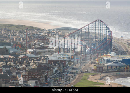 Bild von Blackpool Pleasure Beach an einem sonnigen Sommern Nachmittag. Credit lee Ramsden/alamy Stockfoto