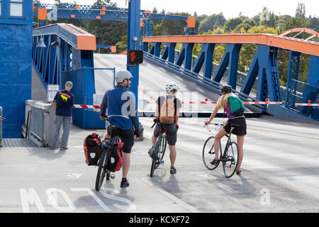 Seattle, Washington: Radfahrer und Fußgänger warten wie die Fremont Bridge öffnet sich für Boote zu übergeben. Die zweiflügelige Klappbrücke Seattle's fr verbindet Stockfoto