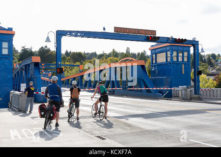 Seattle, Washington: Radfahrer und Fußgänger warten wie die Fremont Bridge öffnet sich für Boote zu übergeben. Die zweiflügelige Klappbrücke Seattle's fr verbindet Stockfoto