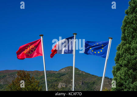 Flaggen im Wind flattern mit blauem Himmel, Katharer, Französisch, EU-Flagge Stockfoto