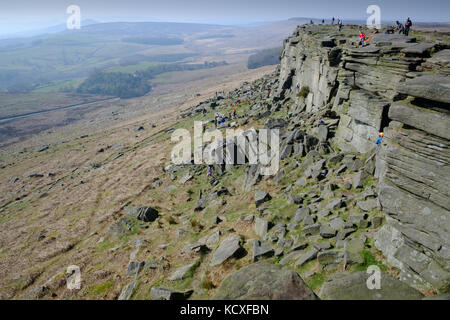 Bergsteiger am Stanage Edge, Peak District, Großbritannien Stockfoto