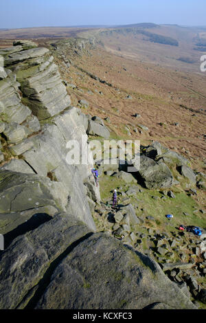 Bergsteiger am Stanage Edge, Peak District, Großbritannien Stockfoto