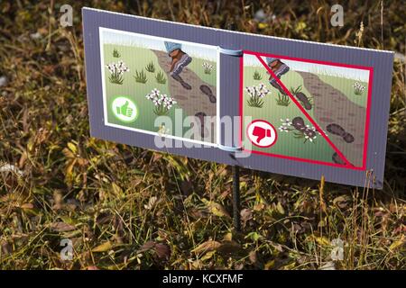 Schild mit der Aufschrift „Sunshine Meadows Rocky Mountain Natural Wilderness Area“, auf dem Wanderer gebeten werden, auf dem Wanderweg im Banff National Park zu bleiben Stockfoto