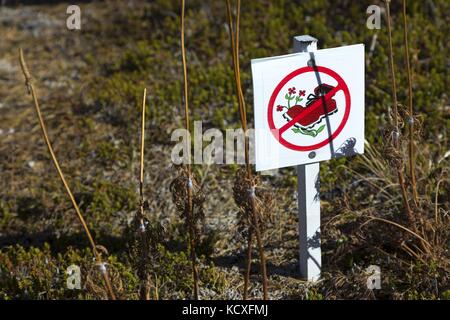 Schild mit der Aufschrift „Sunshine Meadows Rocky Mountain Natural Wilderness Area“, auf dem Wanderer gebeten werden, auf dem Wanderweg im Banff National Park zu bleiben Stockfoto