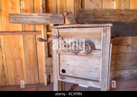 Historische Werkzeuge in einer Scheune am Schweiger ranch Herbstfest, Lone Tree, Colorado, USA. Stockfoto