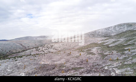 Berglandschaft von einer Drohne mit frühen Winter Schnee. Khuvsgul, Mongolei. Stockfoto