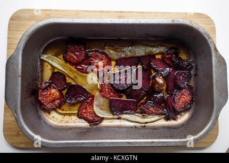 Gebratene rote Bete mit Tomaten und Paprika Stockfoto