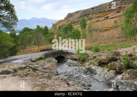 Ashness Stein packesel Bridge, Lake District National Park, Grafschaft Cumbria, England, Großbritannien Stockfoto