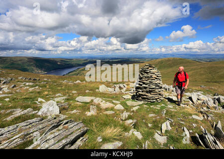 Walker in der Cairns auf Artle Crag, Branstree fiel, Haweswater Reservoir, Nationalpark Lake District, Cumbria County, England, UK. Branstree fiel Stockfoto