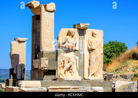 Ruinen von Reliefs in der antiken Stadt Ephesus Stockfoto